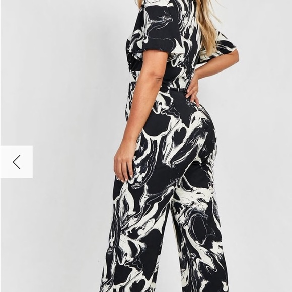 Boohoo Marvel print woven jumpsuit new US14 - Picture 2 of 3